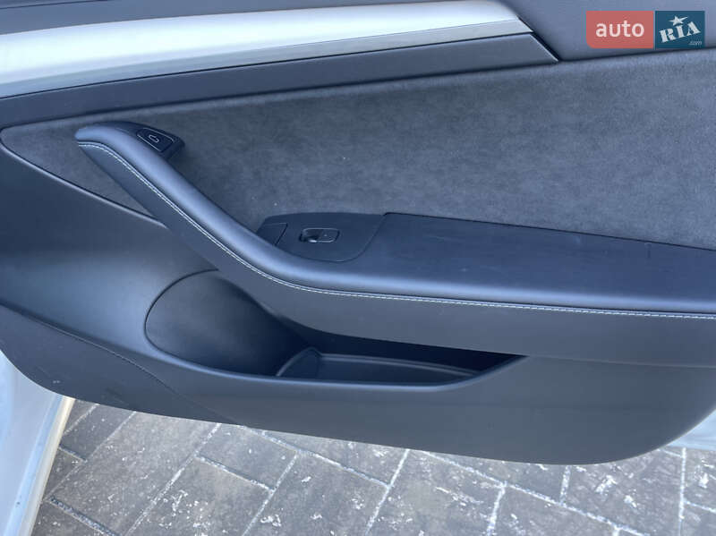 Седан Tesla Model 3 2023 в Луцке