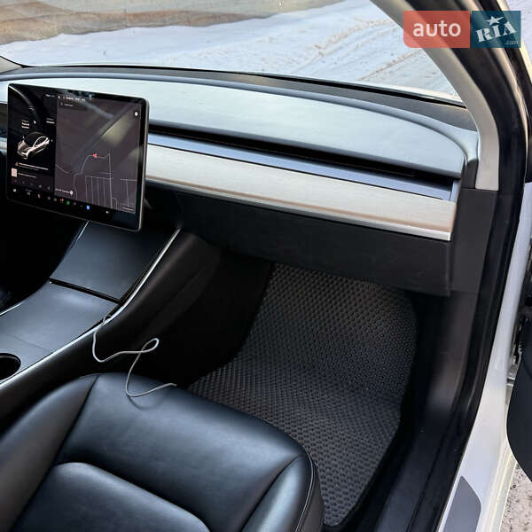 Седан Tesla Model 3 2018 в Києві