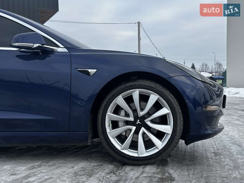 Седан Tesla Model 3 2018 в Львове