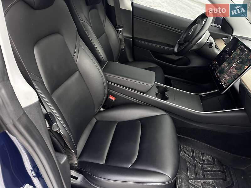 Седан Tesla Model 3 2018 в Львове