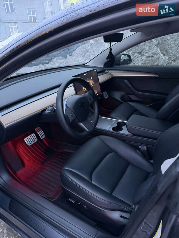 Седан Tesla Model 3 2023 в Львове