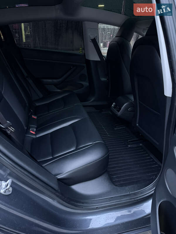 Седан Tesla Model 3 2023 в Львове