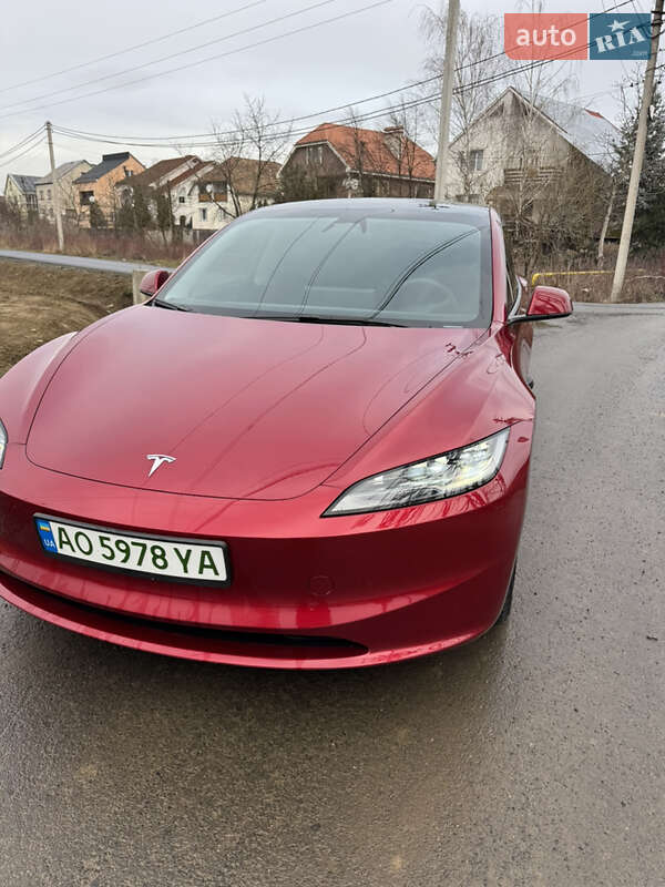 Седан Tesla Model 3 2024 в Ужгороде