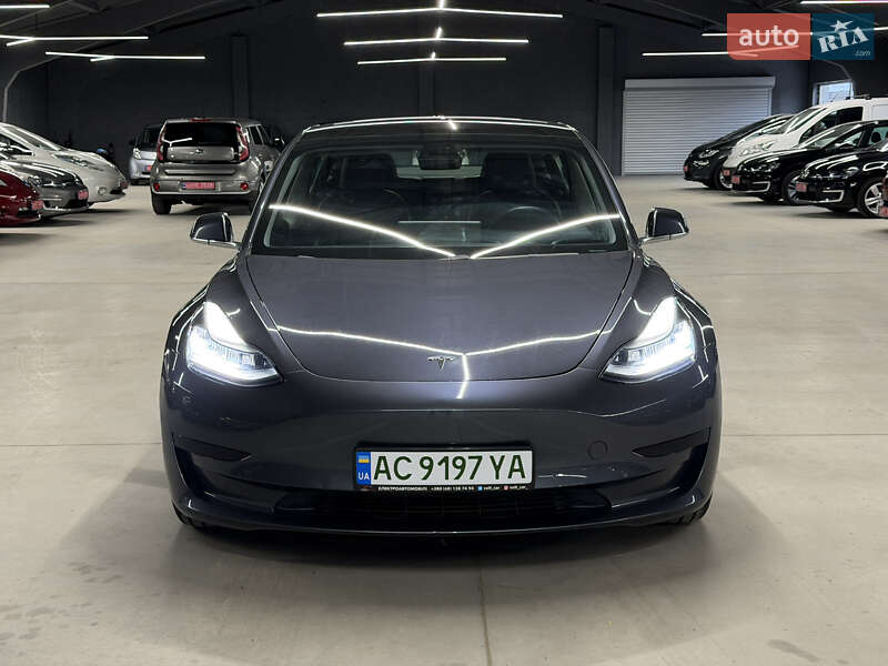 Седан Tesla Model 3 2019 в Володимирі