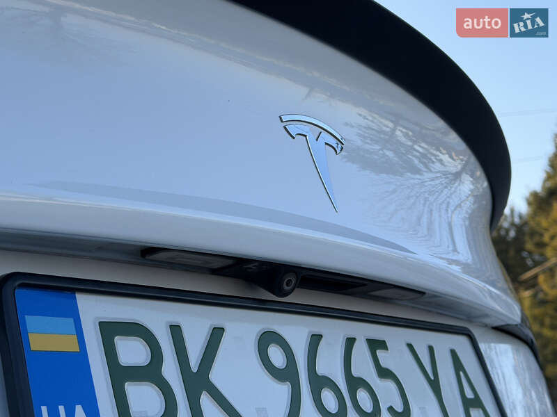 Седан Tesla Model 3 2019 в Ровно