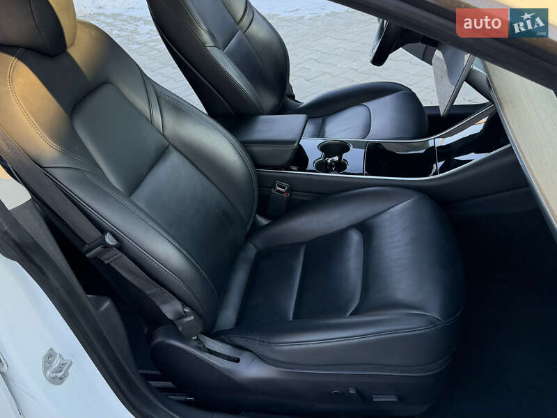 Седан Tesla Model 3 2019 в Ровно