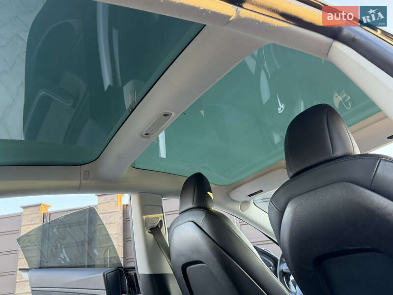 Седан Tesla Model 3 2019 в Ровно