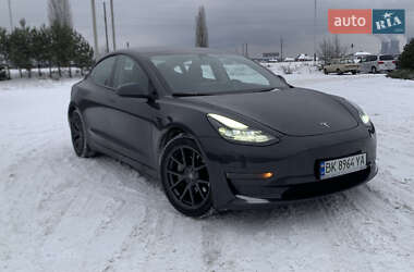 Седан Tesla Model 3 2023 в Вараше