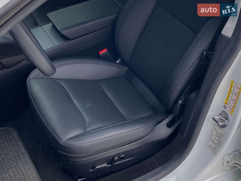 Седан Tesla Model 3 2025 в Києві