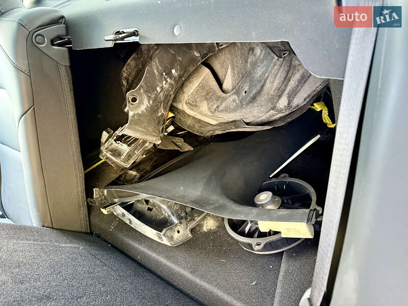 Седан Tesla Model 3 2023 в Львові