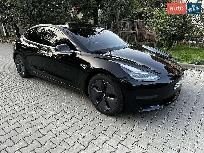 Седан Tesla Model 3 2020 в Львові