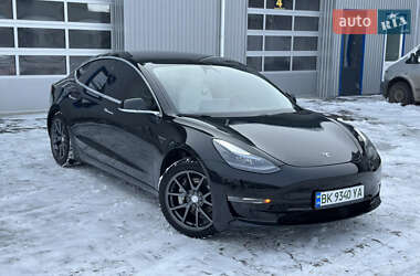Седан Tesla Model 3 2020 в Ровно