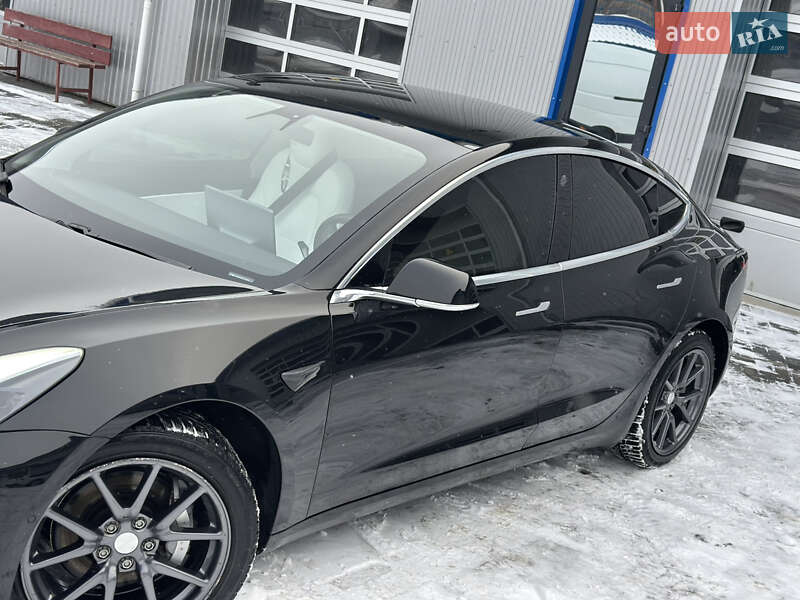 Седан Tesla Model 3 2020 в Рівному