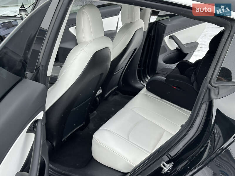 Седан Tesla Model 3 2020 в Рівному