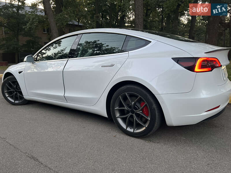 Седан Tesla Model 3 2019 в Киеве