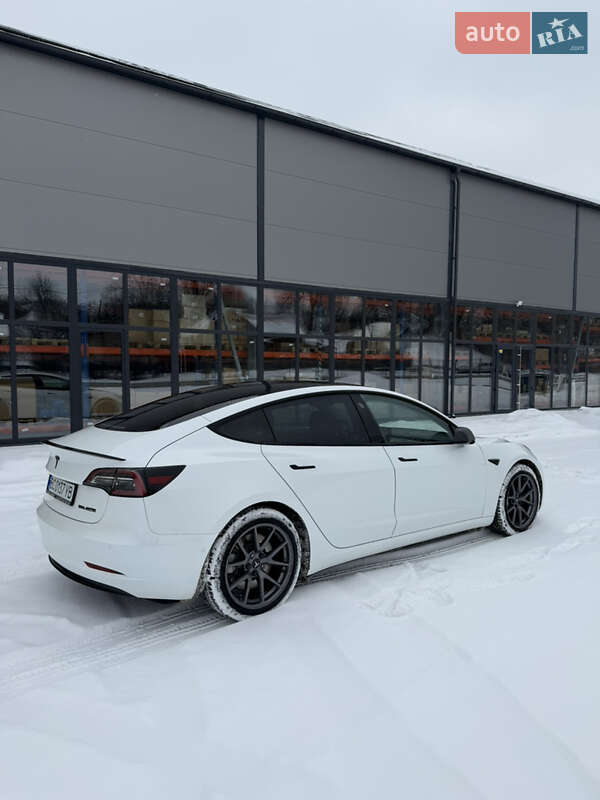 Седан Tesla Model 3 2021 в Калуше