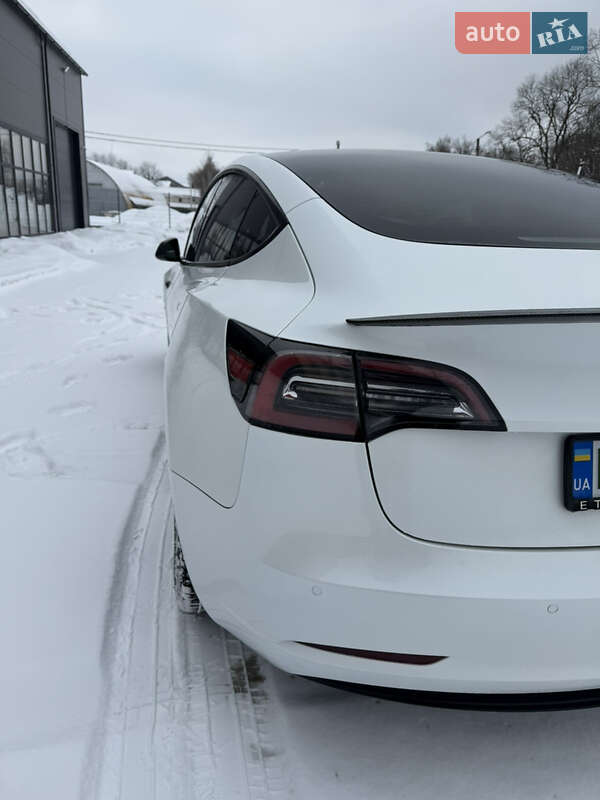 Седан Tesla Model 3 2021 в Калуше