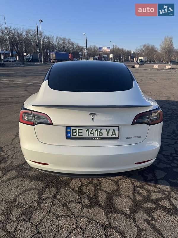 Седан Tesla Model 3 2023 в Миколаєві