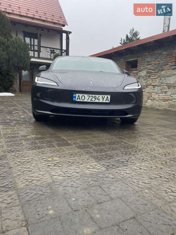 Седан Tesla Model 3 2024 в Ужгороде