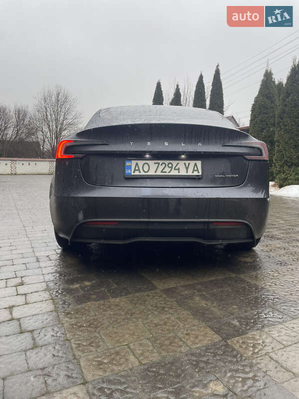 Седан Tesla Model 3 2024 в Ужгороде