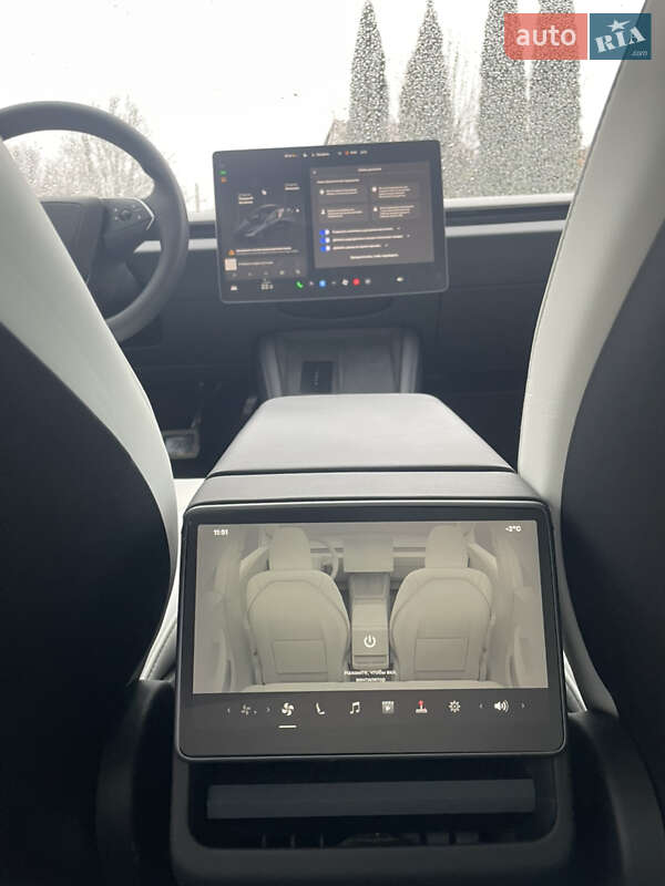 Седан Tesla Model 3 2024 в Ужгороде