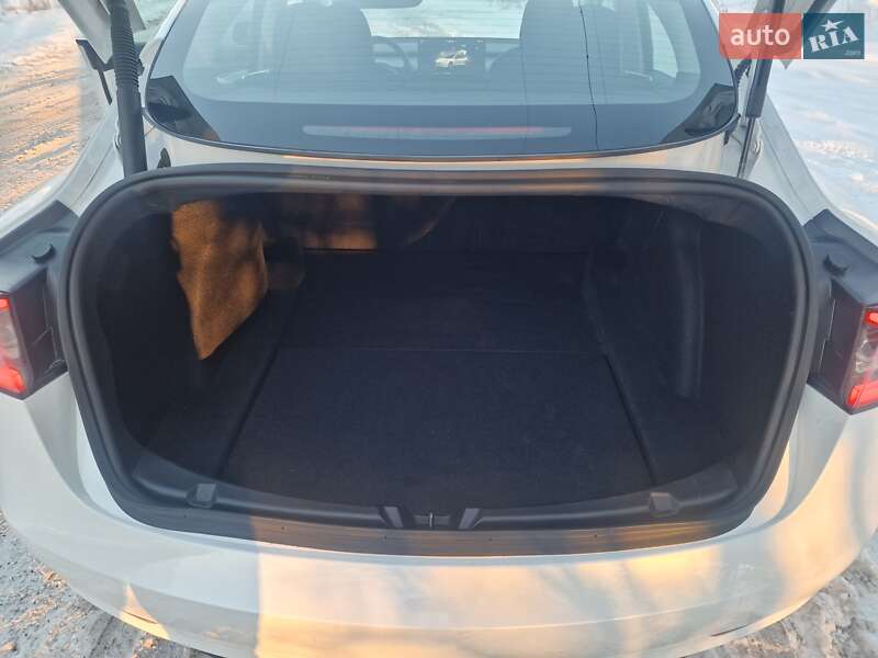 Седан Tesla Model 3 2023 в Києві