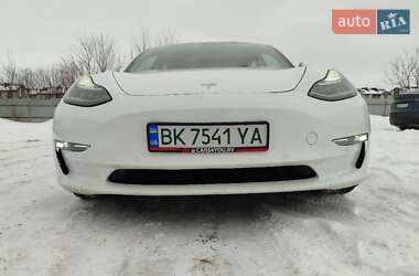 Седан Tesla Model 3 2022 в Ровно