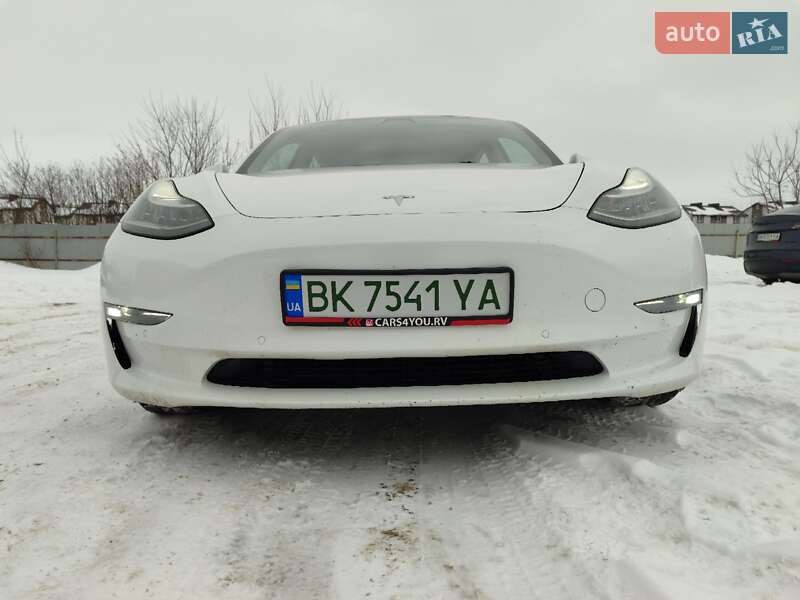 Седан Tesla Model 3 2022 в Ровно