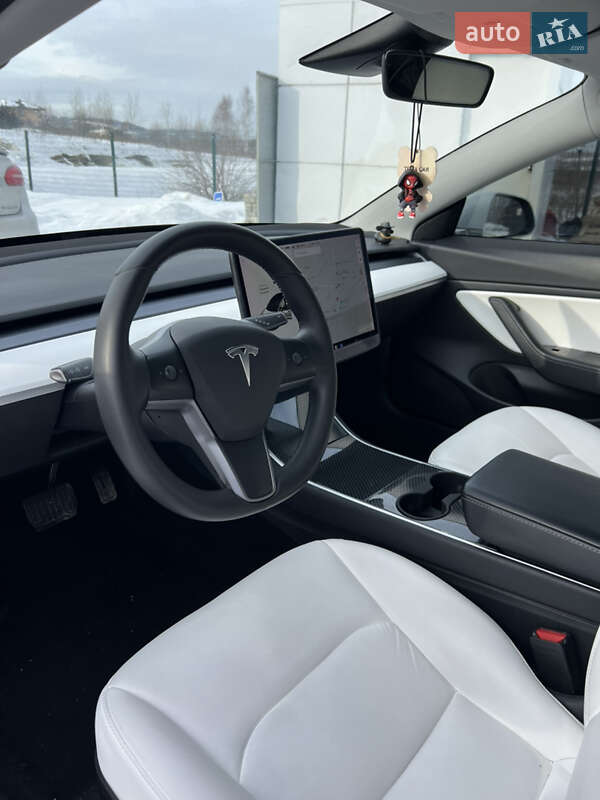 Седан Tesla Model 3 2020 в Львове