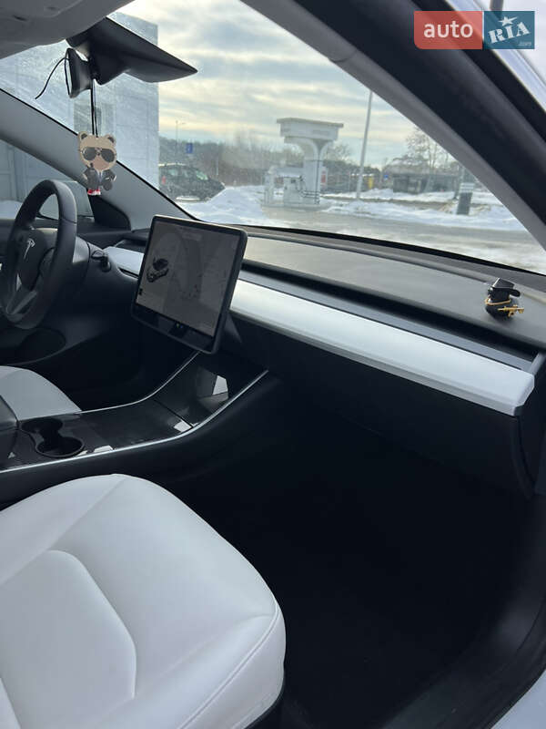 Седан Tesla Model 3 2020 в Львове