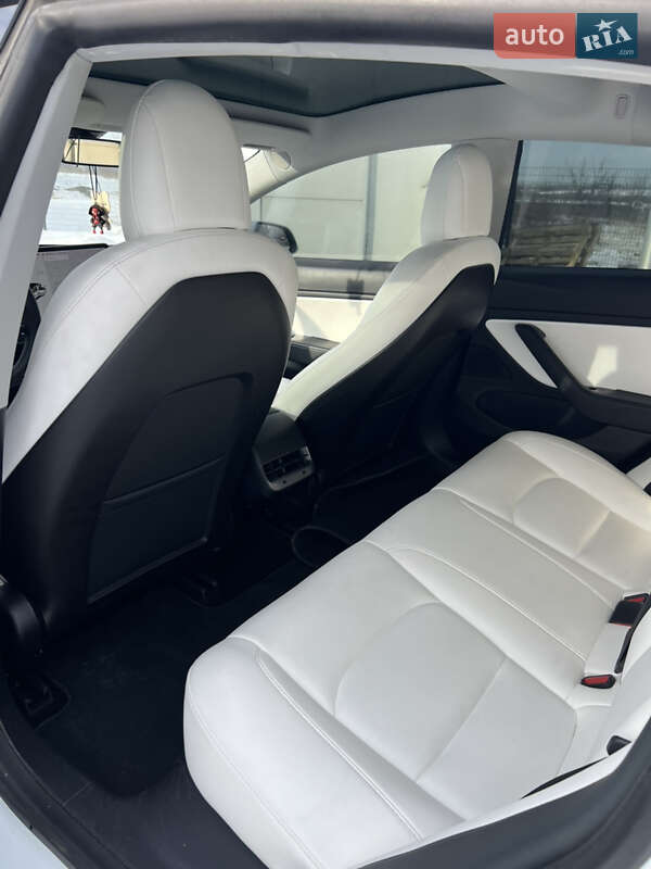 Седан Tesla Model 3 2020 в Львове