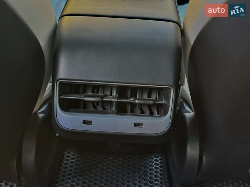 Седан Tesla Model 3 2018 в Одесі