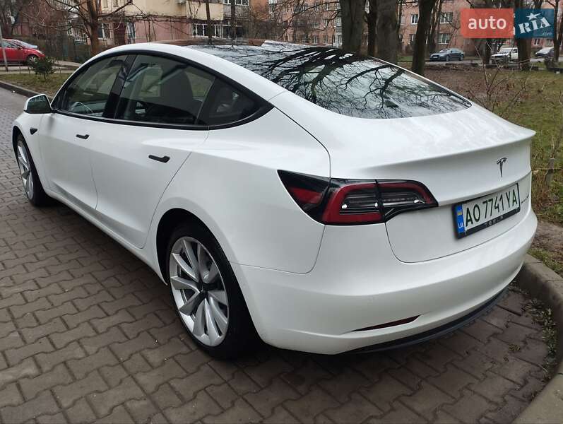 Седан Tesla Model 3 2022 в Ужгороді