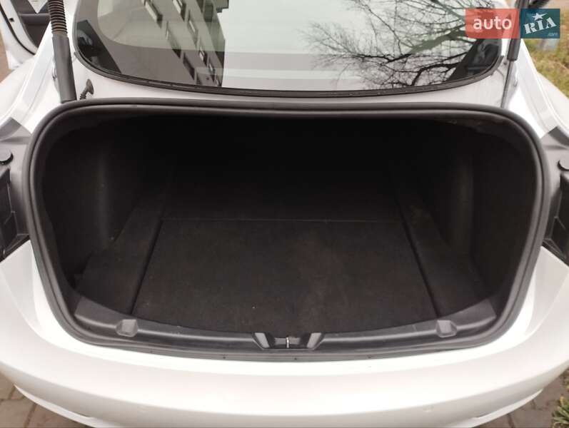 Седан Tesla Model 3 2022 в Ужгороді