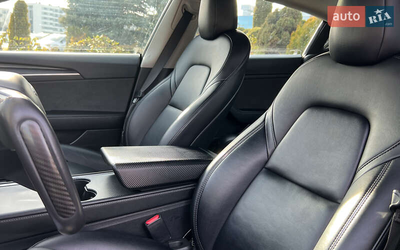 Седан Tesla Model 3 2022 в Львове