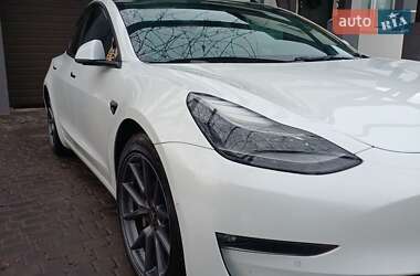 Седан Tesla Model 3 2021 в Остроге