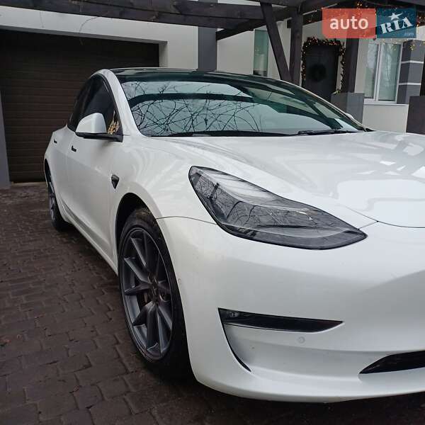Седан Tesla Model 3 2021 в Остроге