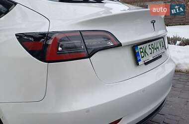 Седан Tesla Model 3 2021 в Остроге