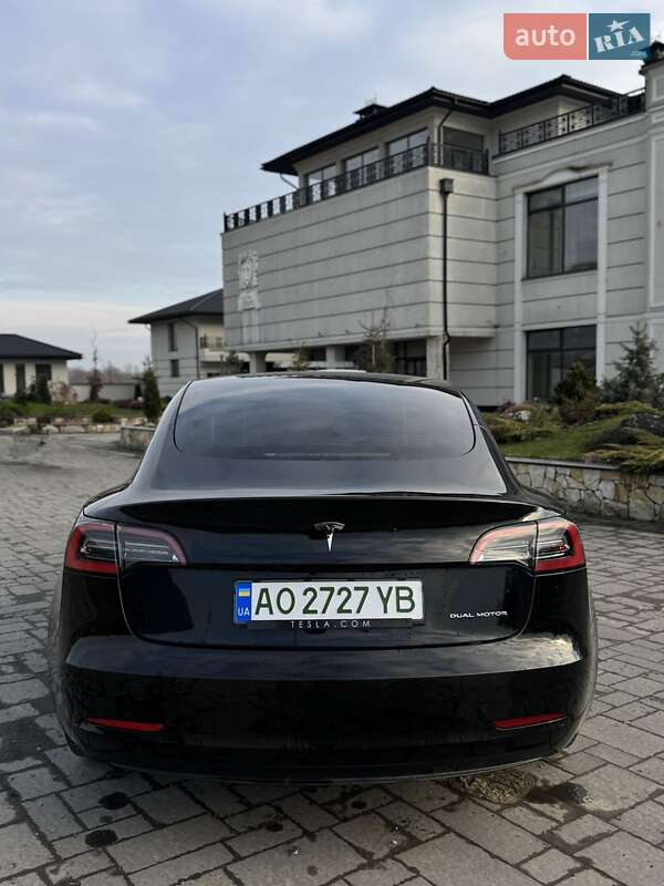Седан Tesla Model 3 2023 в Хусті