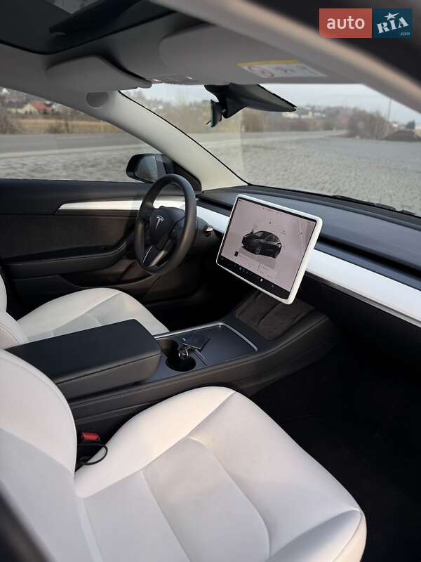 Седан Tesla Model 3 2023 в Хусті