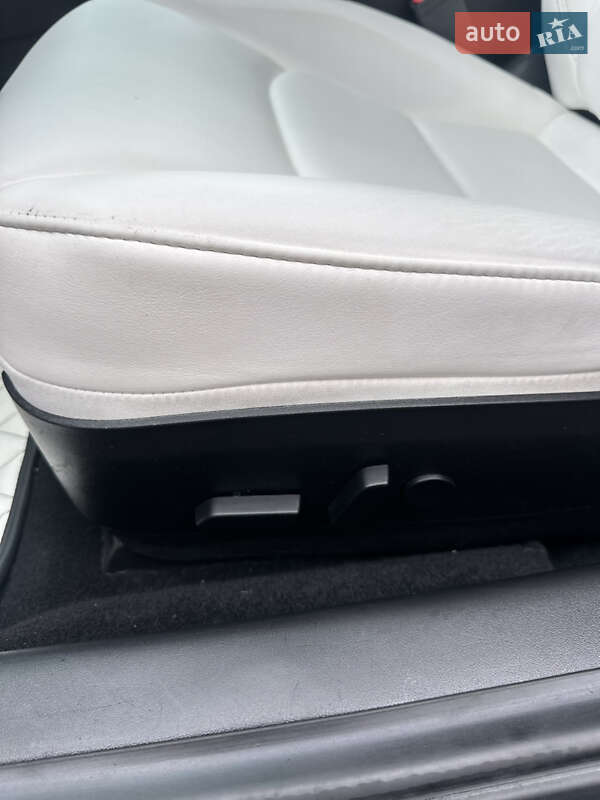 Седан Tesla Model 3 2019 в Львове