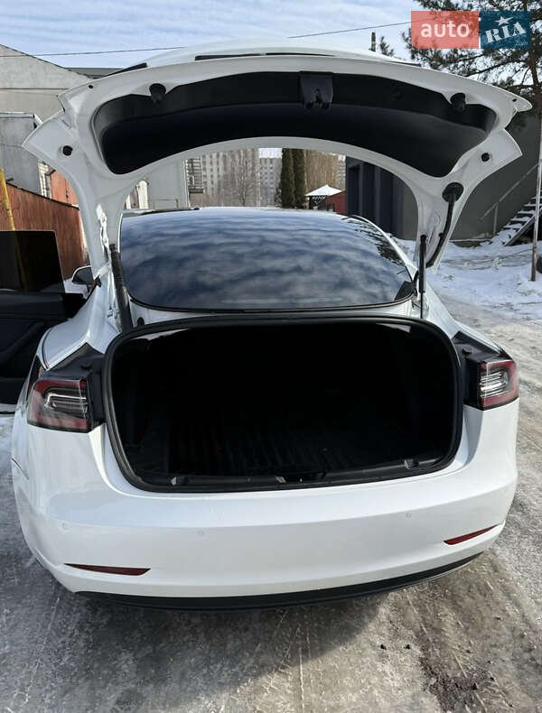 Седан Tesla Model 3 2021 в Львове
