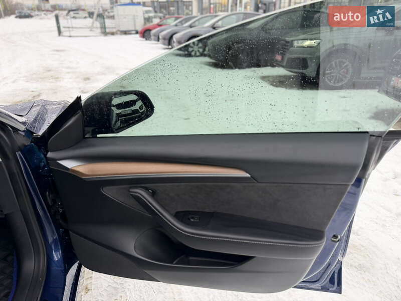 Седан Tesla Model 3 2023 в Львове