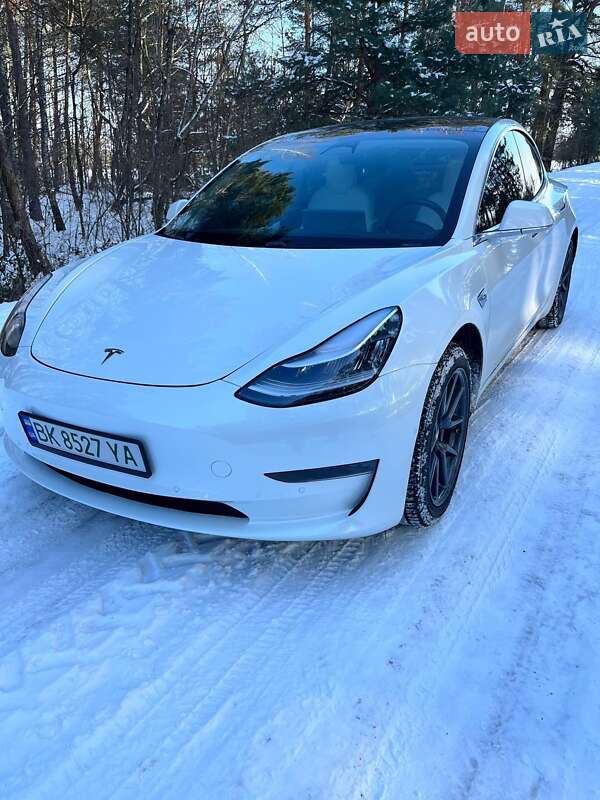 Седан Tesla Model 3 2019 в Остроге