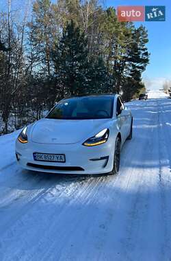 Седан Tesla Model 3 2019 в Остроге