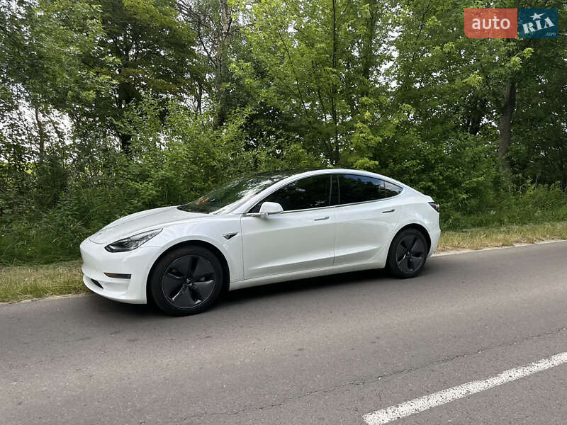 Седан Tesla Model 3 2020 в Львове