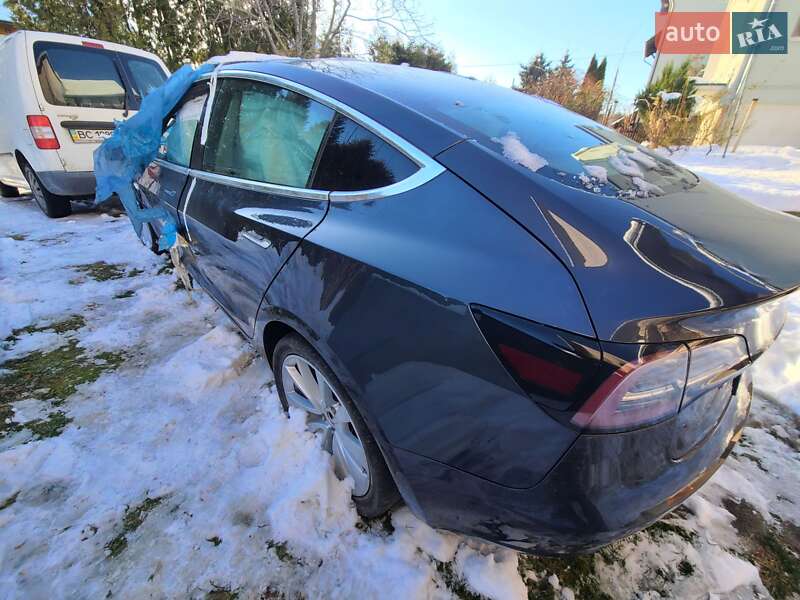 Седан Tesla Model 3 2019 в Львове