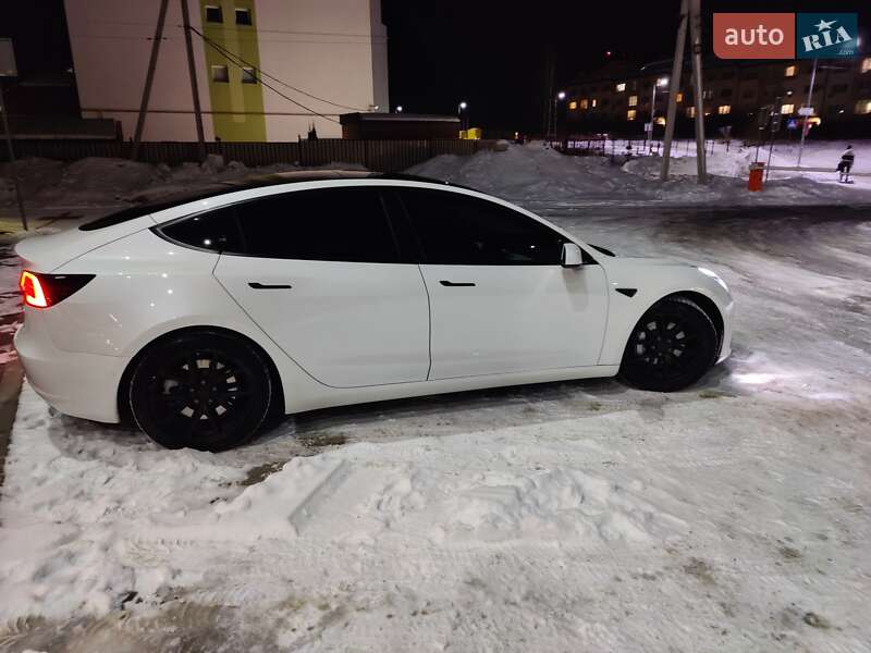 Седан Tesla Model 3 2021 в Львове