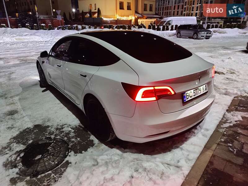 Седан Tesla Model 3 2021 в Львове