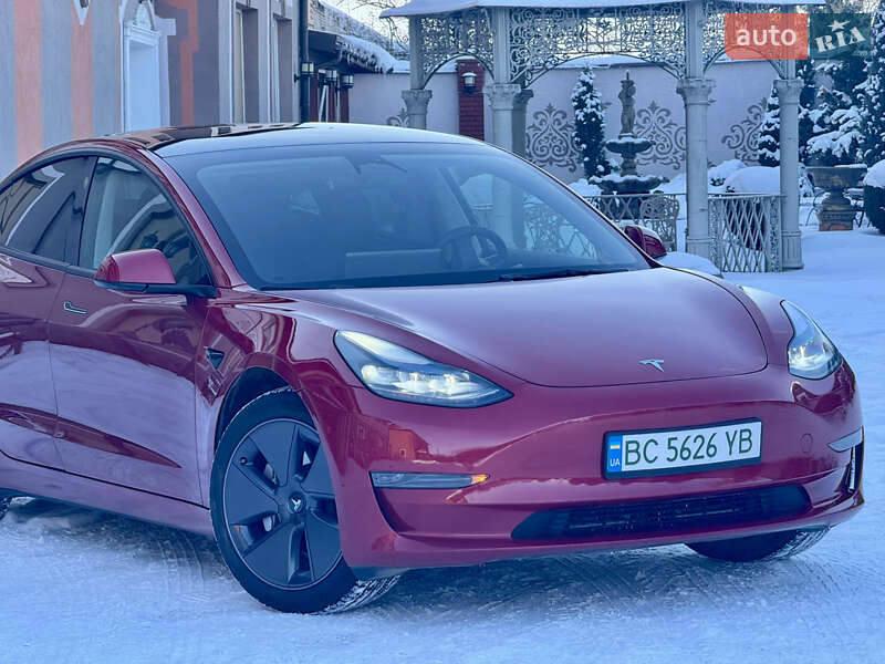 Седан Tesla Model 3 2023 в Стрию